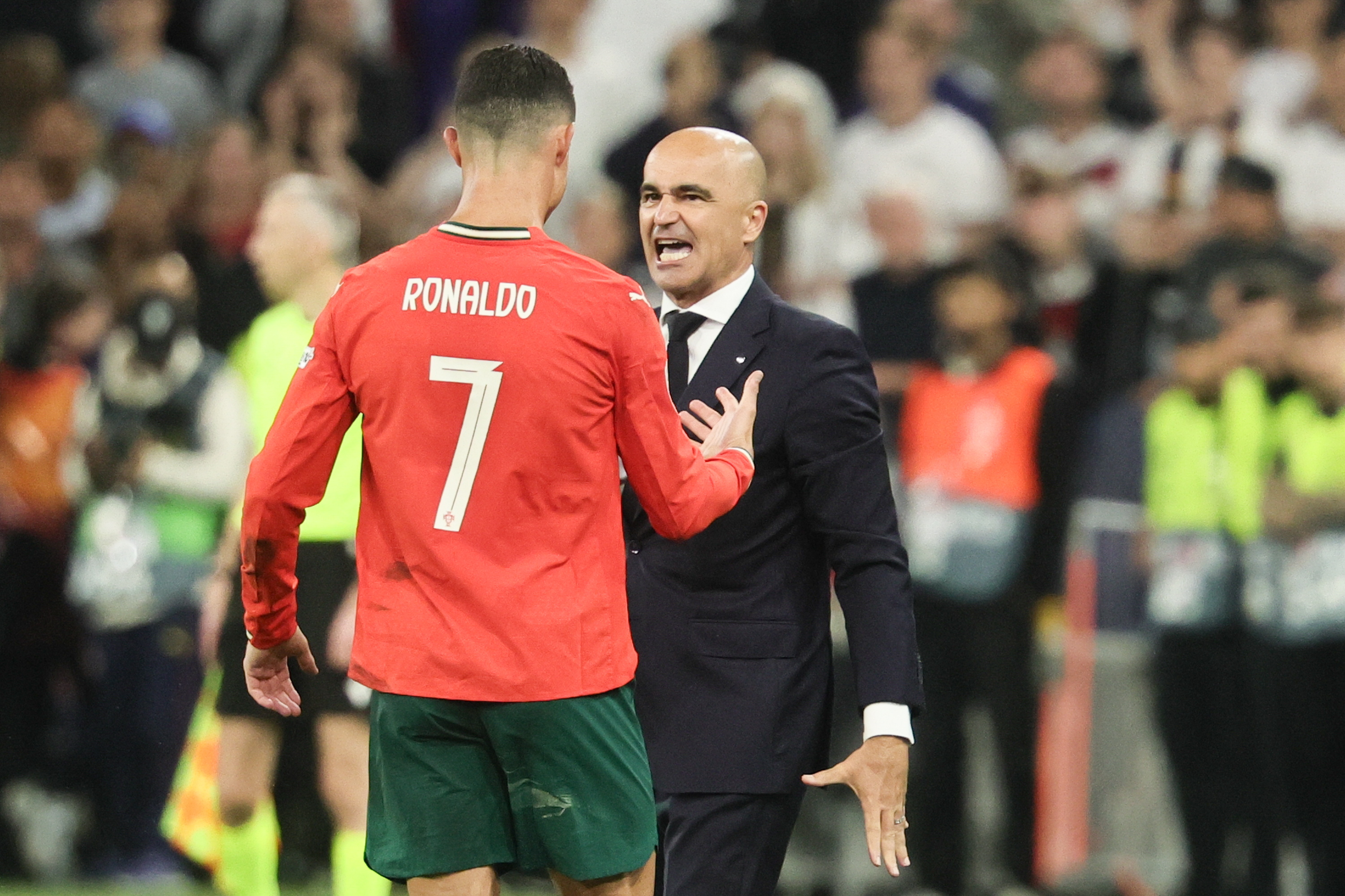 今夜葡萄牙体育调整名单以备欧联，造点机会环节打磨，赛场秩序良好，训练强度明显提升的简单介绍