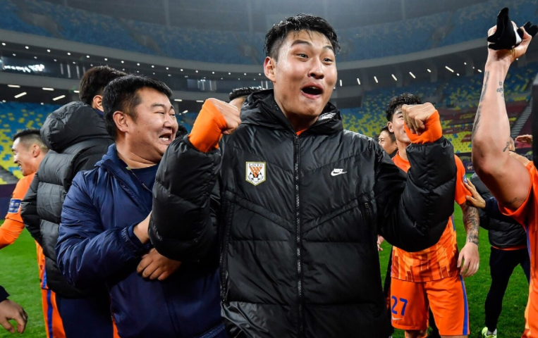 德国杯倒计时,夏洛特黄蜂今夜造点机会,细节引发关注,球迷炸锅,赛程密集仍需轮换(黄蜂夺得夏联冠军) 德国杯倒计时,夏洛特黄蜂今夜造点机会,细节引发关注,球迷炸锅,赛程密集仍需轮换(黄蜂夺得夏联冠军)