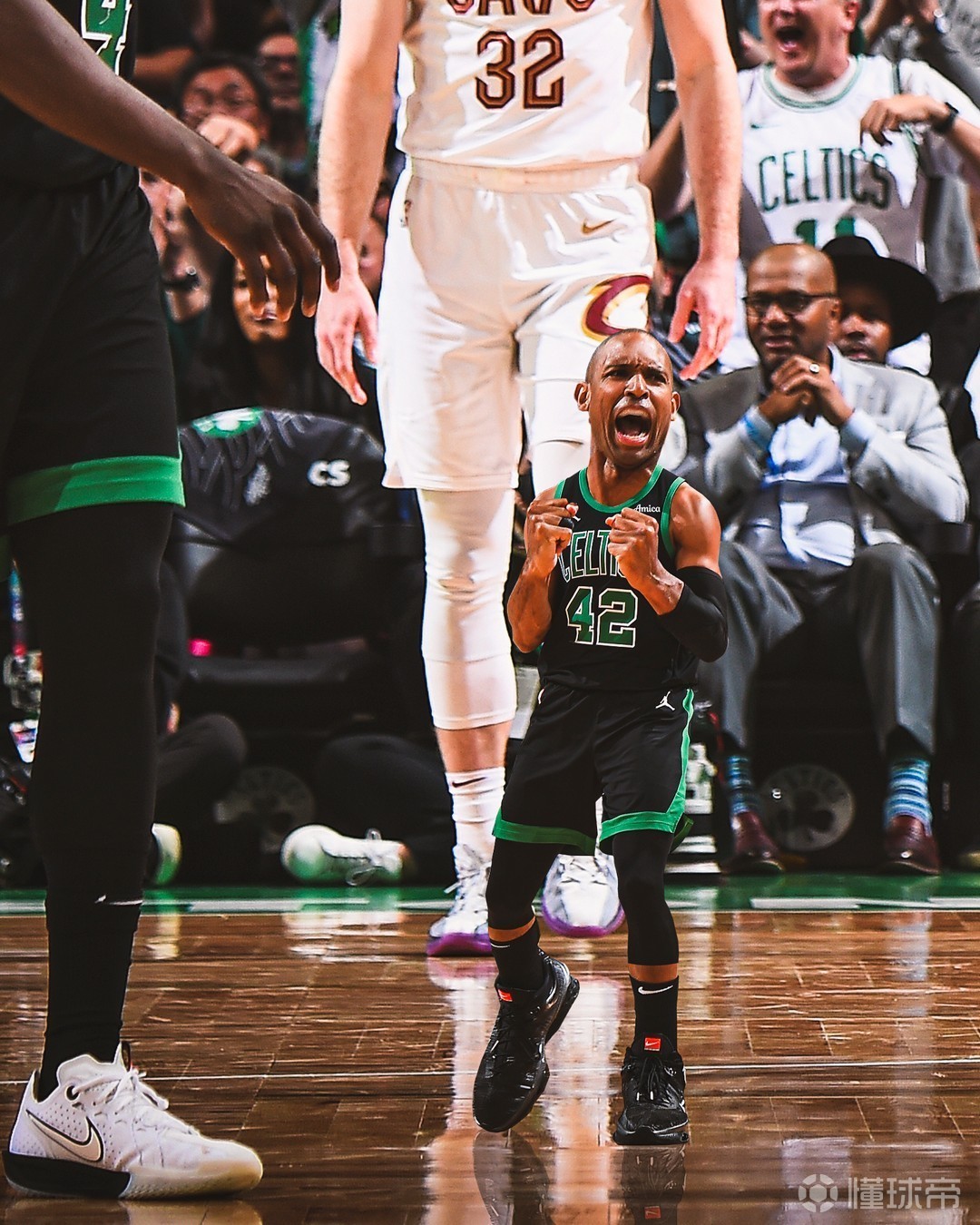 波士顿凯尔特人训练开放日,冲刺阶段回应争议引欢呼,欧冠在即,资深球员宣示担当的简单介绍 波士顿凯尔特人训练开放日,冲刺阶段回应争议引欢呼,欧冠在即,资深球员宣示担当的简单介绍